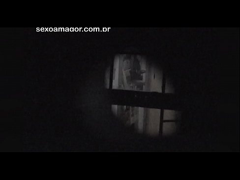 ❤️ Lourinho é filmado secretamente por um voyeur de bairro escondido atrás de tijolos ocos ❤️ Sexo superior em nós ❤